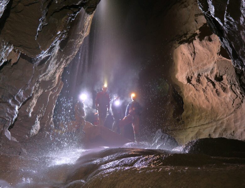 Speleologie en benodigdheden voor een veilige verkenning