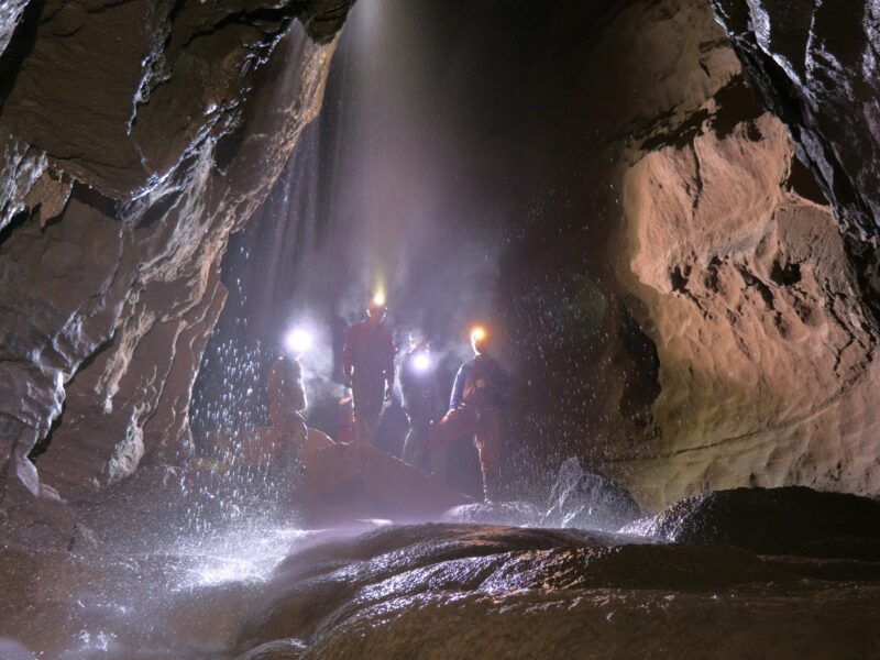 Speleologie en benodigdheden voor een veilige verkenning